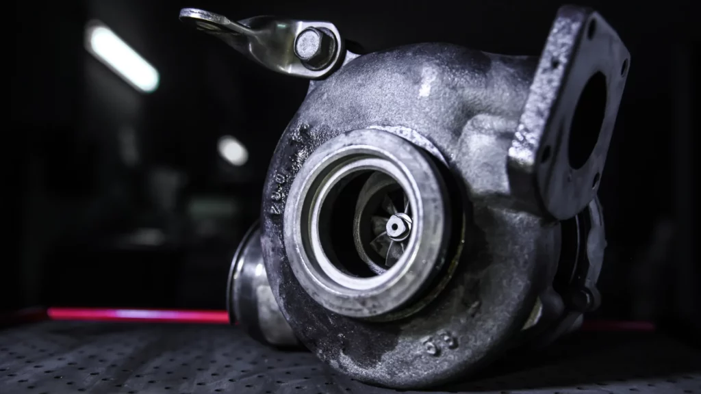 Zdjęcie przedstawia wyciągniętą turbinę z samochodu.