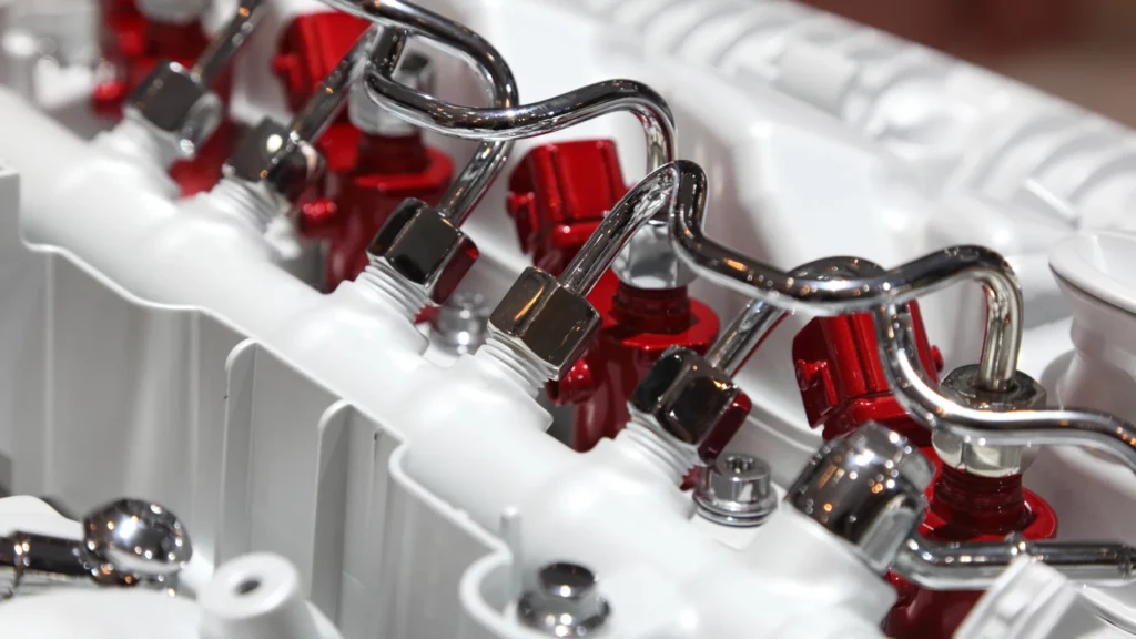 Zdjęcie przedstawia przewody paliwowe od systemu Common Rail