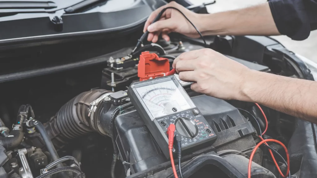 Zdjęcie przedstawia wykonywanie pomiaru napięcia akumuatora.