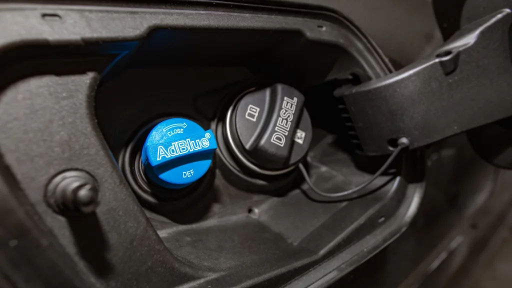 Zdjęcie przedstawia kadr, na którym widać korki wlewu paliwa oraz AdBlue