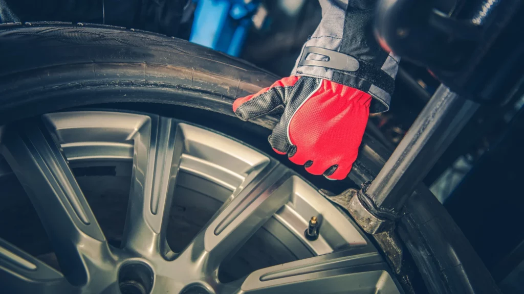 Demontaż opony z koła.