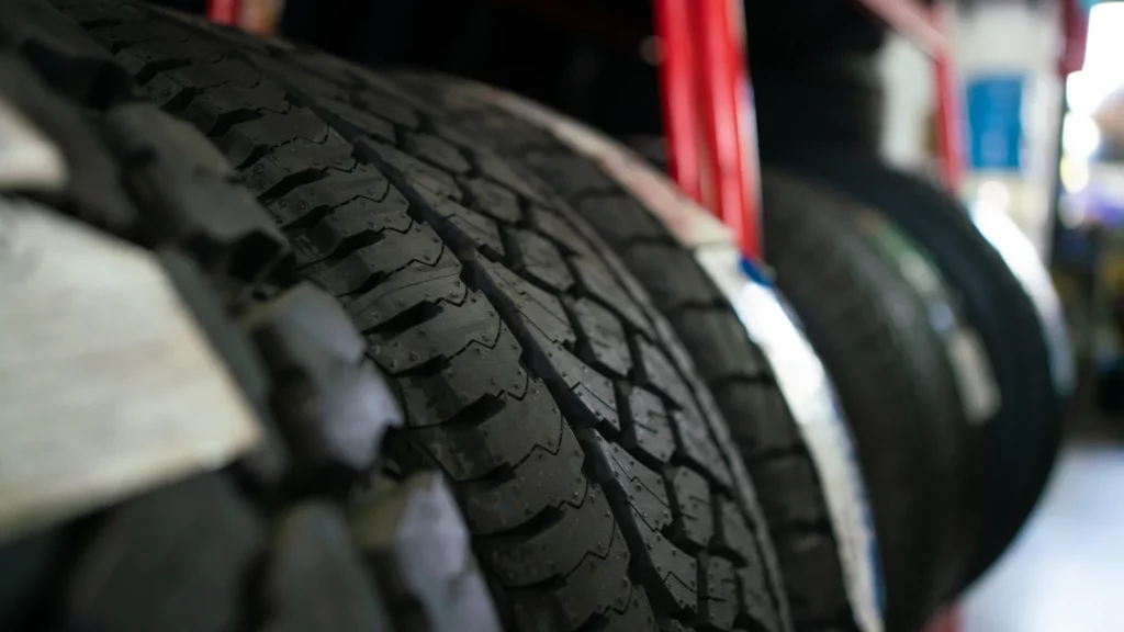 Zdjęcie prezentuje nowe opony na regale.