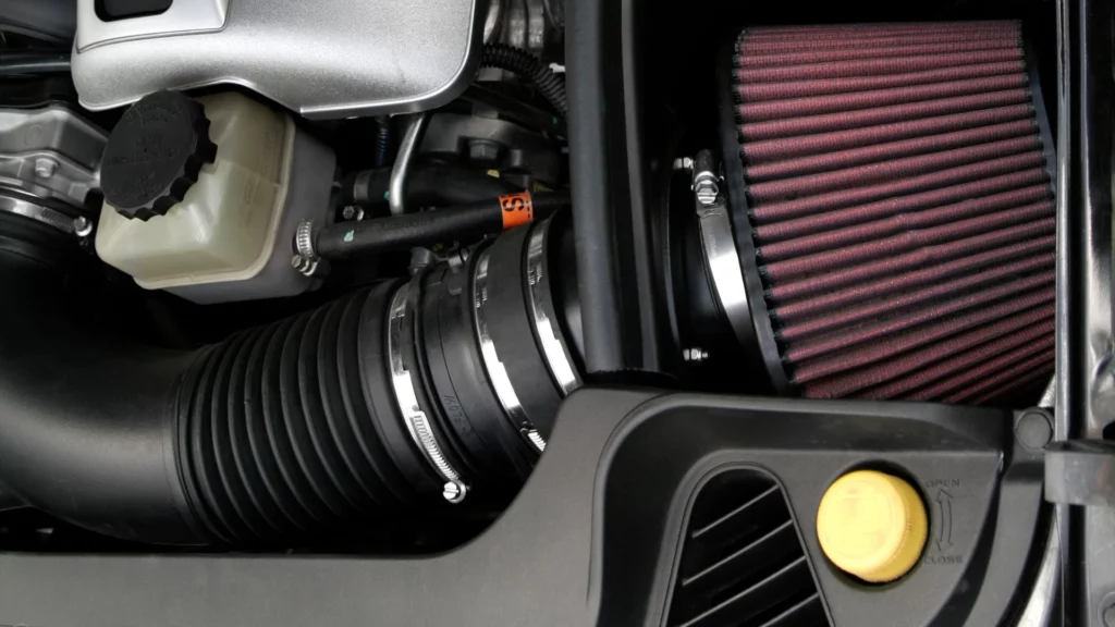 Zdjęcie pokazuje stożkowy filtr powietrza wraz z rurą dolotową