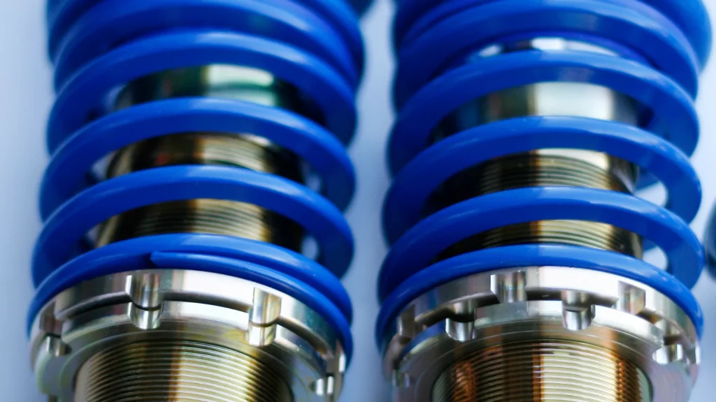 Zdjęcie przedstawia dwa amortyzatory samochodowe z ręcznie regulowaną wysokością.