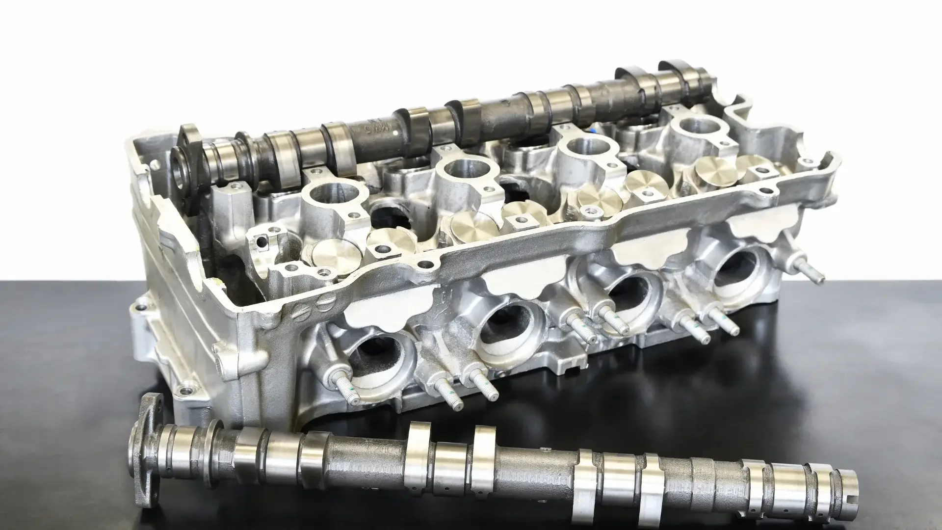 Na zdjęciu przedstawiamy głowicę silnikową po kompleksowej regeneracji w Moto Serwis Dzierżoniów. Dokładna obróbka i precyzyjne dopasowanie elementów zapewniają niezawodność i wydajność silnika. Nasza usługa regeneracji głowic to gwarancja długotrwałej sprawności Twojego pojazdu.