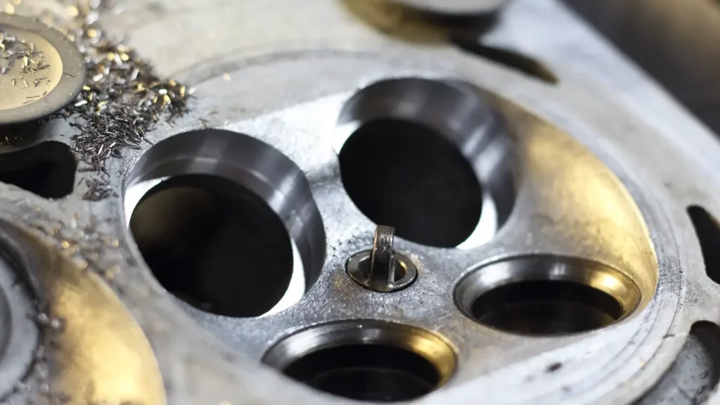 Na zdjęciu przedstawiamy gniazda głowicy silnikowej. Precyzyjne szlifowanie i naprawa gniazd pozwalają na prawidłową pracę zaworów, co jest kluczowe dla sprawności silnika. Moto Serwis Dzierżoniów oferuje kompleksową regenerację głowic, zapewniając wysoką jakość i trwałość naprawy.