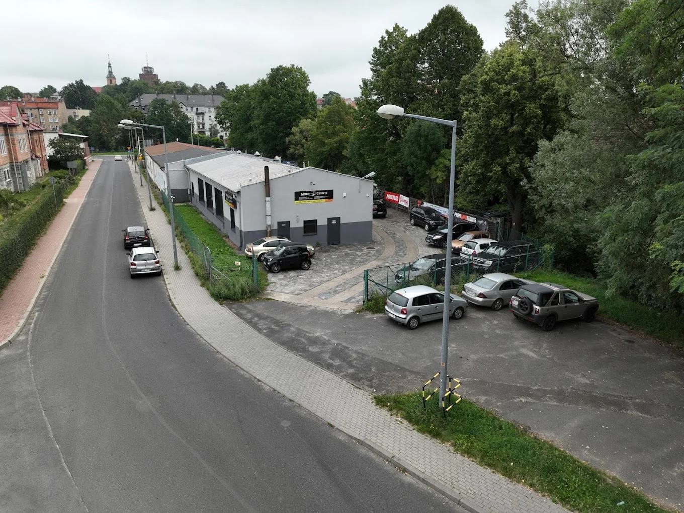 Zdjęcie przedstawia budynek firmy Moto Serwis Dzierżoniów z perspektywy lotu ptaka.