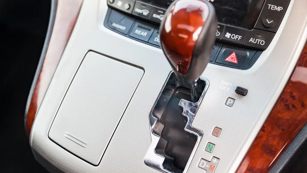 Zdjęcie przedstawia widok na lewarek zmiany biegów.